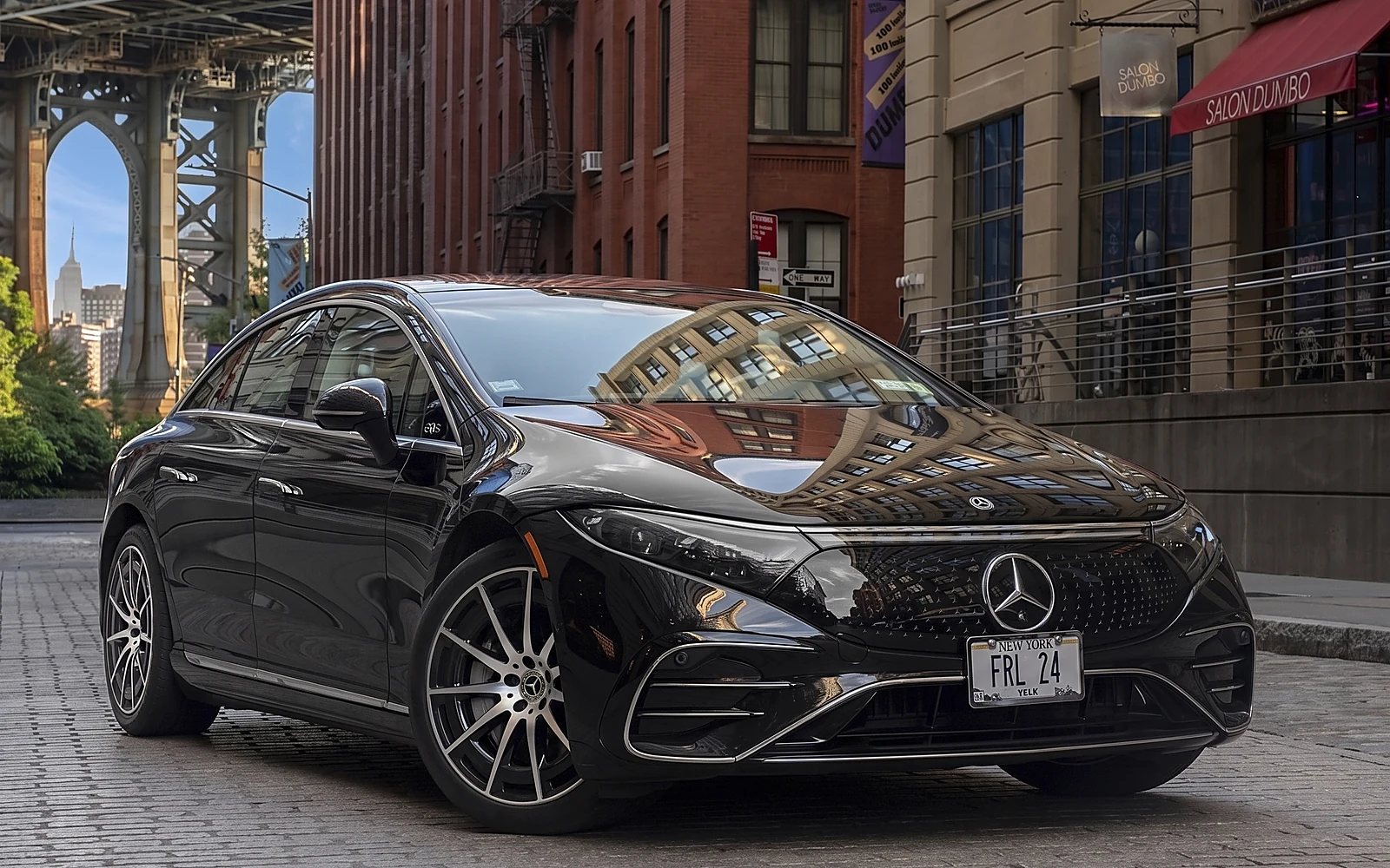 Mercedes-Benz EQS 580 4MATIC, front three-quarter, black exterior