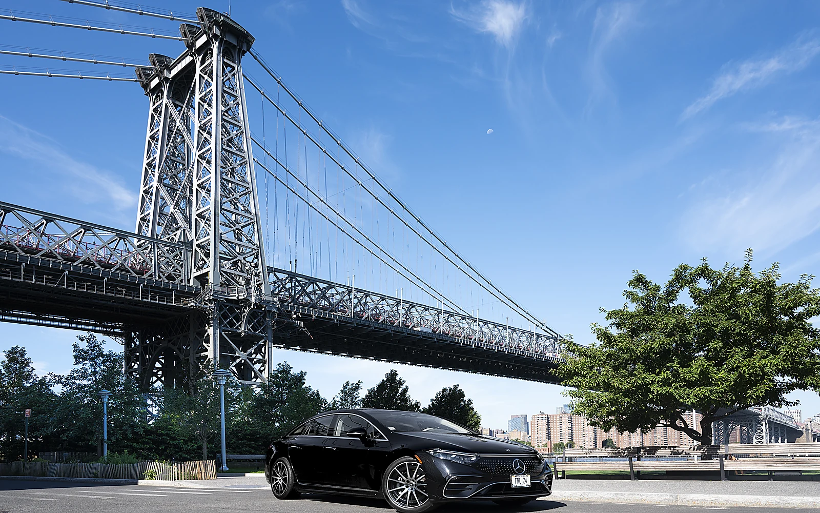 Mercedes-Benz EQS 580 4MATIC, front three-quarter with bridge backdrop