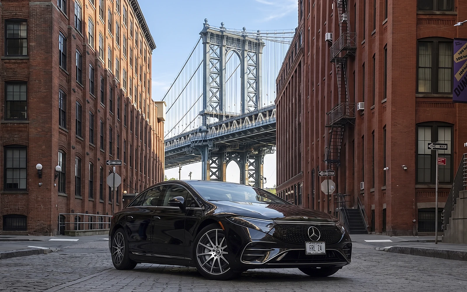 Mercedes-Benz EQS 580 4MATIC, front three-quarter on a city street