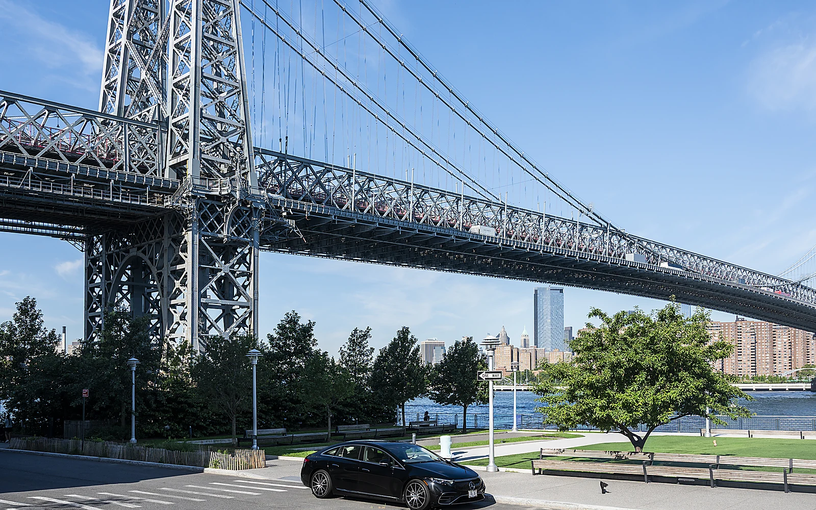 Mercedes-Benz EQS 580 4MATIC, side profile with bridge backdrop