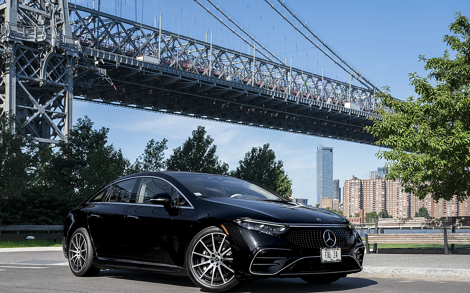 Mercedes-Benz EQS 580 4MATIC, side profile with city backdrop