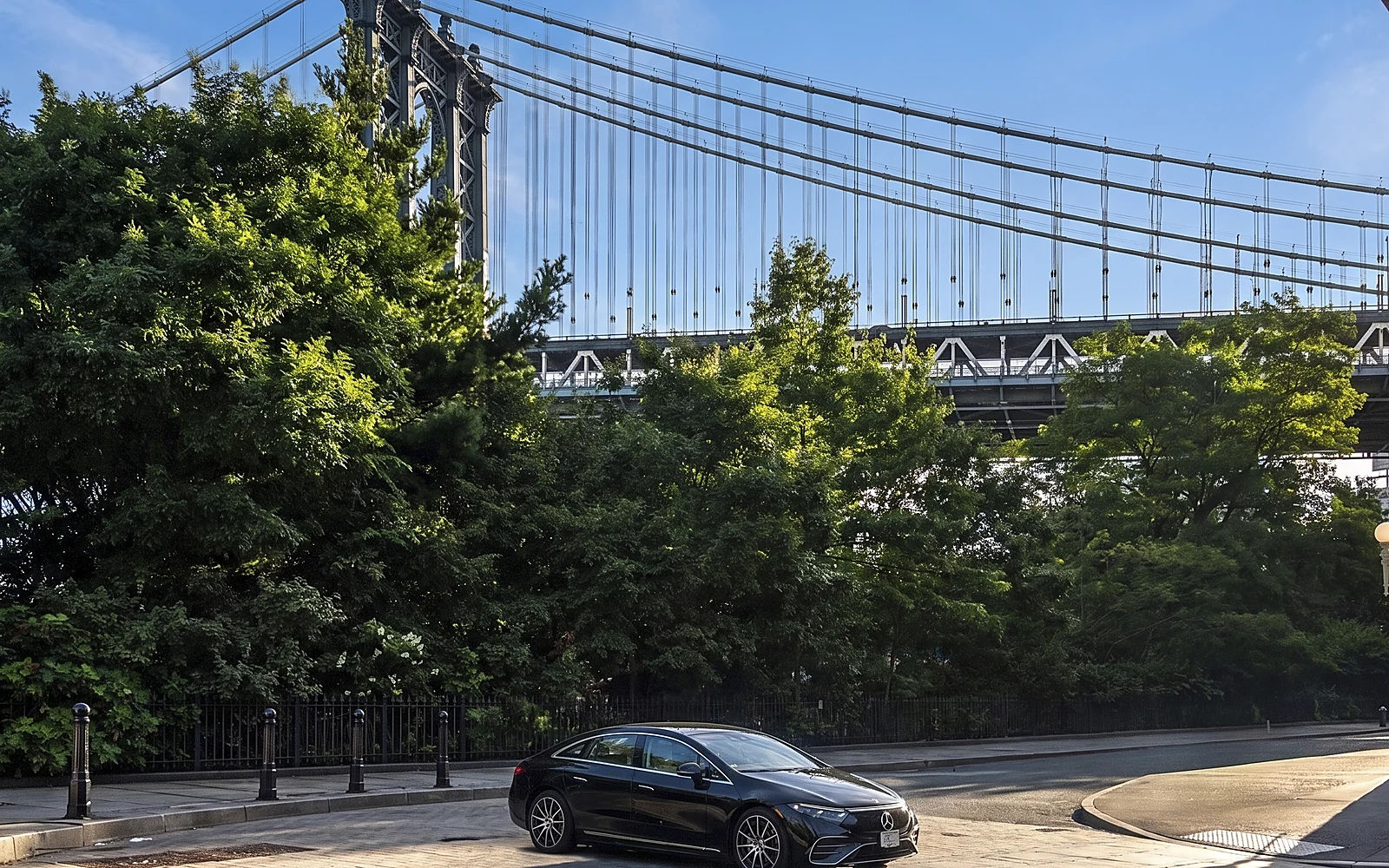 Mercedes-Benz EQS 580 4MATIC, side profile on a city street