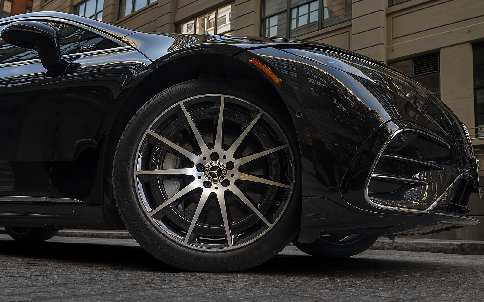Mercedes-Benz EQS 580 4MATIC, wheel and front detail