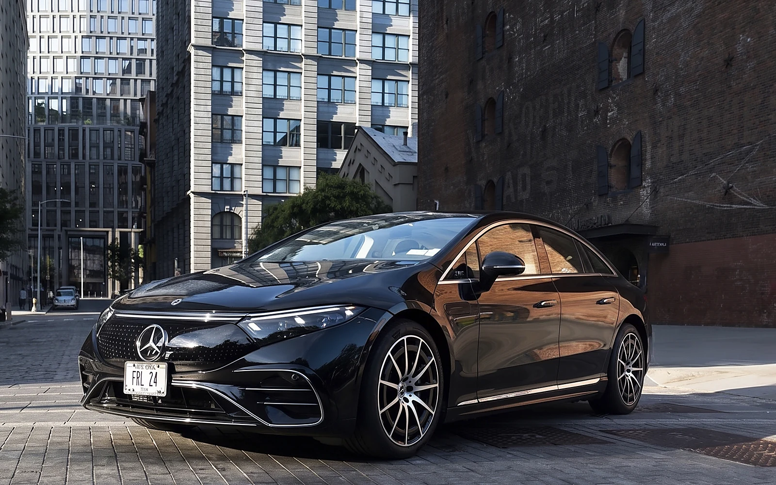 Mercedes-Benz EQS 580 4MATIC, side profile in afternoon light