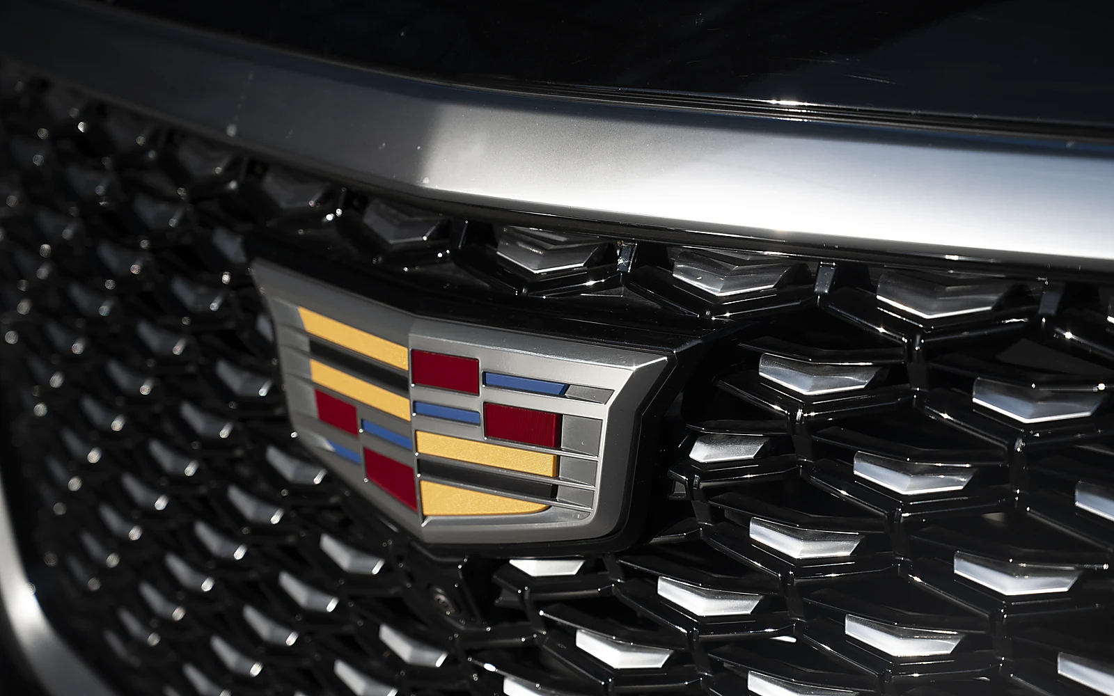 Cadillac Escalade ESV, Cadillac emblem detail