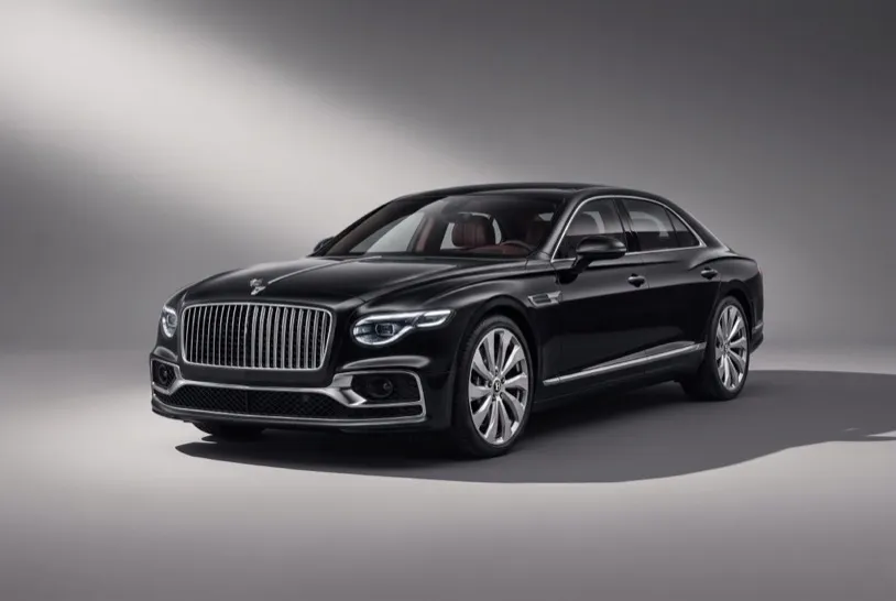 Bentley Flying Spur, front three-quarter studio view
