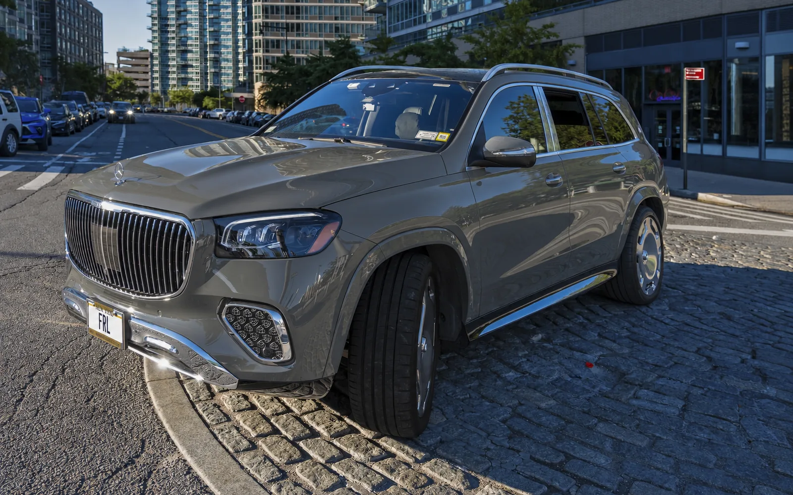 Mercedes-Maybach GLS 600, close front three-quarter view