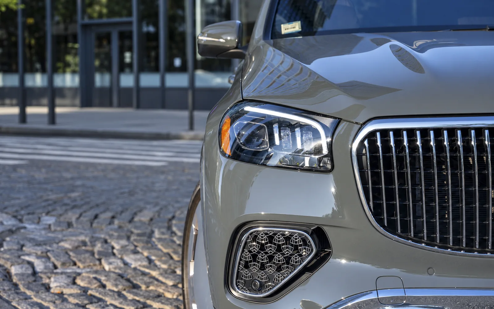 Mercedes-Maybach GLS 600, Maybach grille and headlight detail
