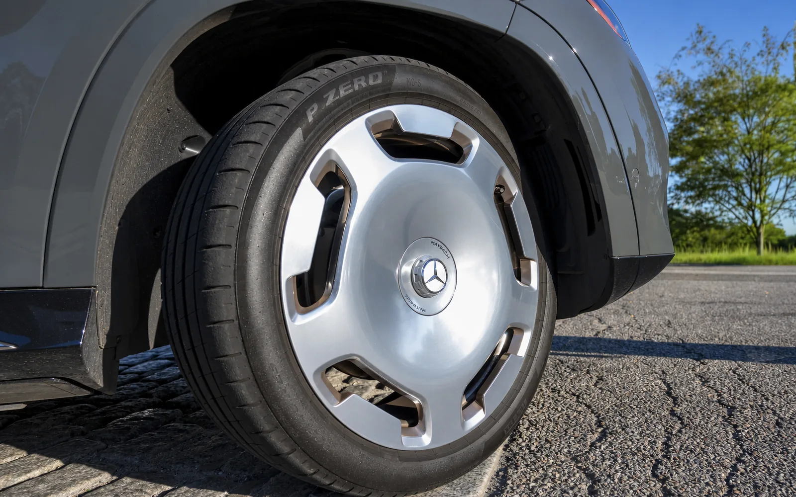 Mercedes-Maybach GLS 600, wheel and tire detail