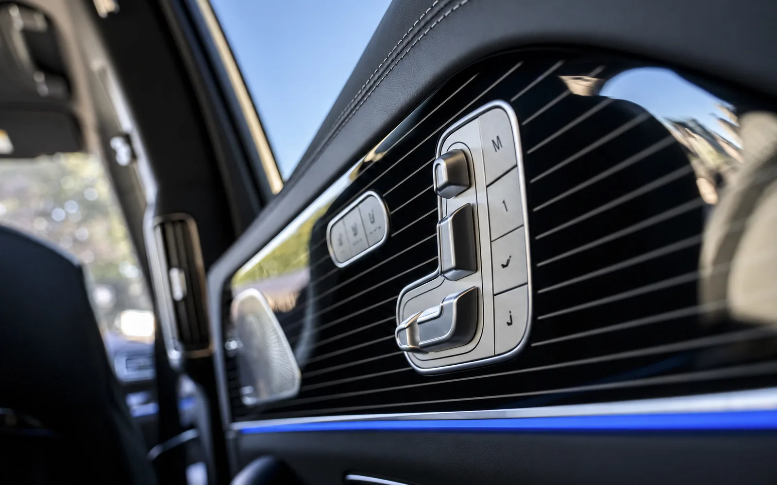 Mercedes-Maybach GLS 600, interior door trim detail