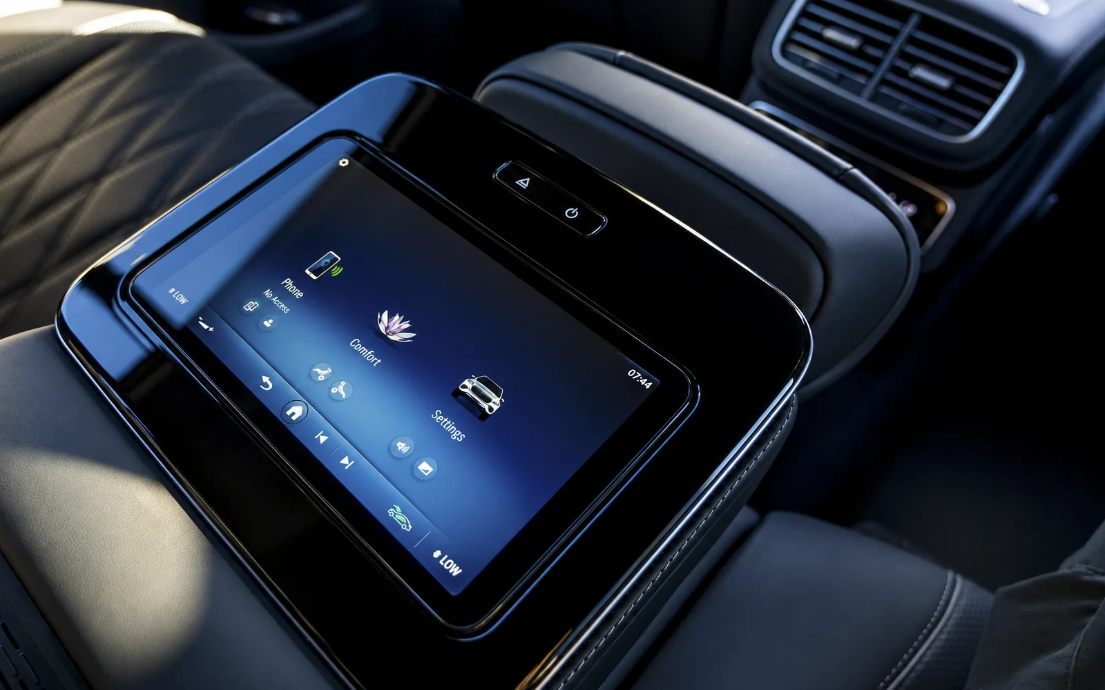 Mercedes-Maybach GLS 600, rear MBUX tablet detail