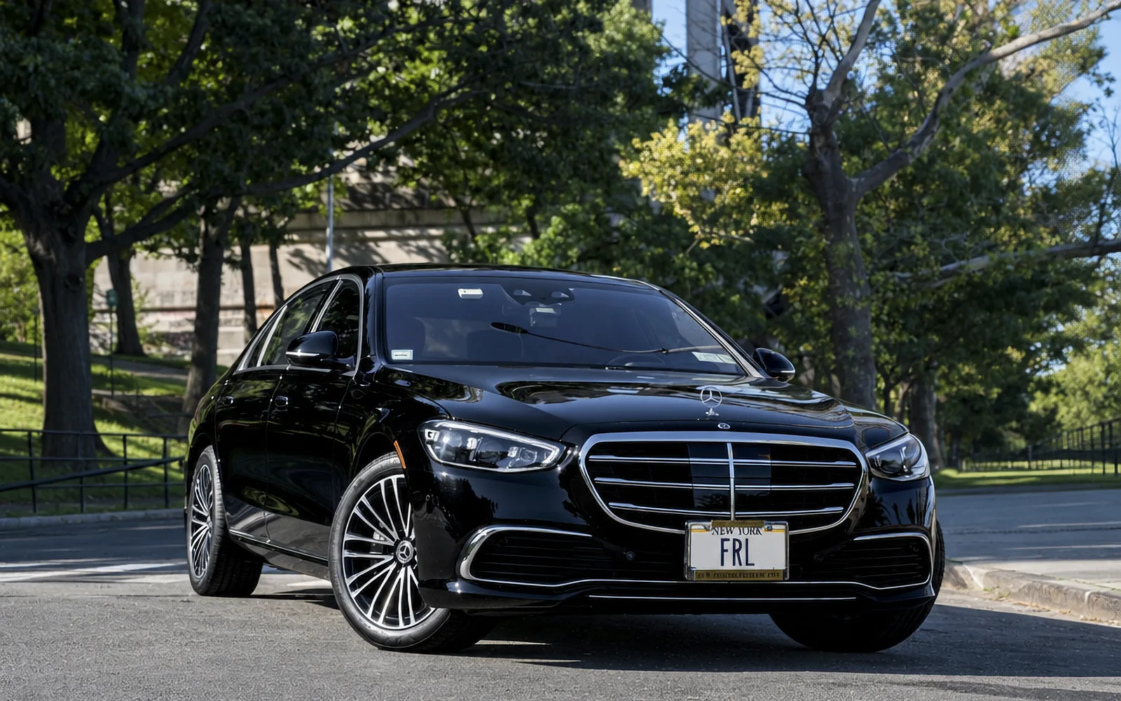 Mercedes-Benz S 580 4MATIC, front three-quarter, black exterior
