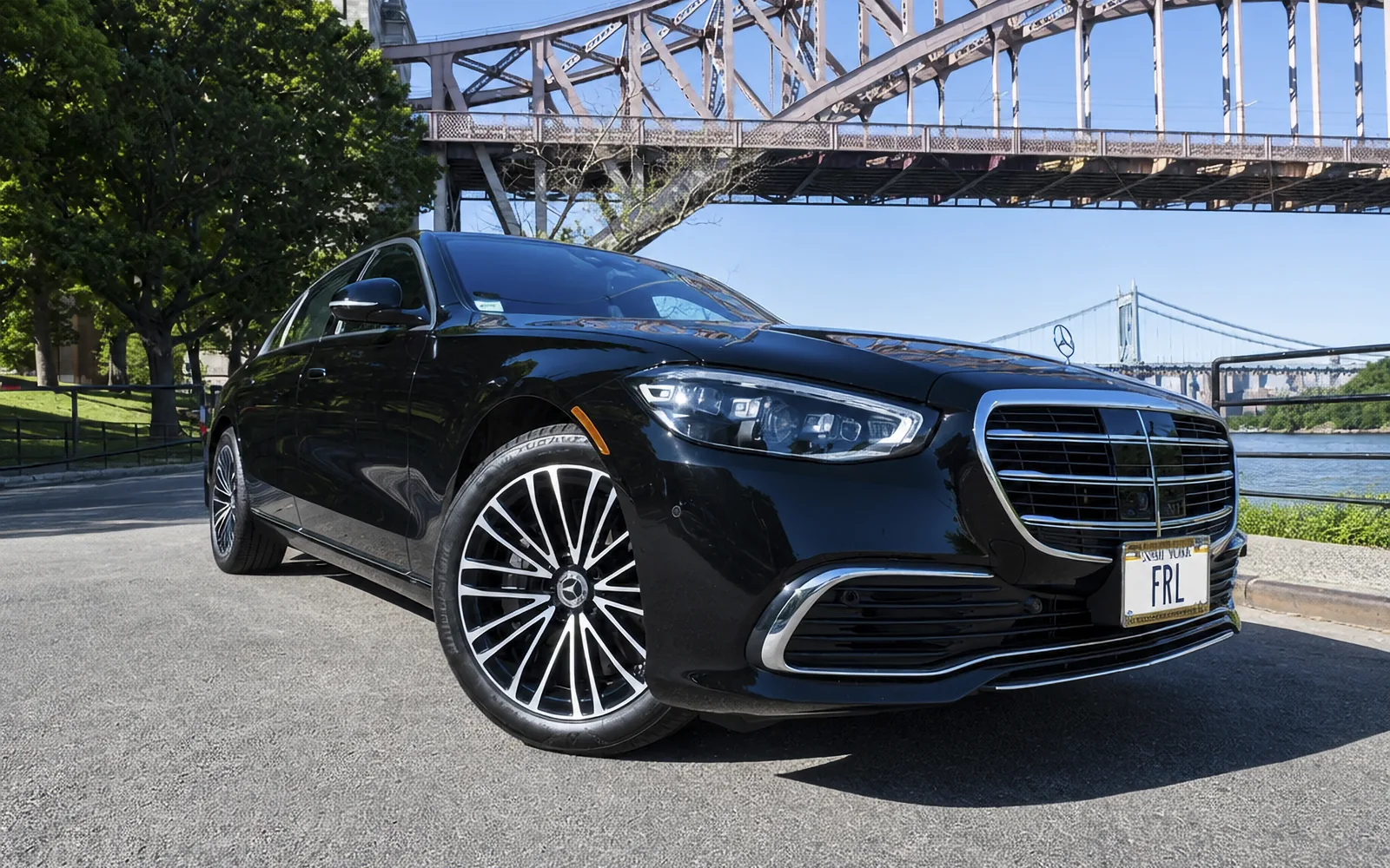 Mercedes-Benz S 580 4MATIC, close front three-quarter view