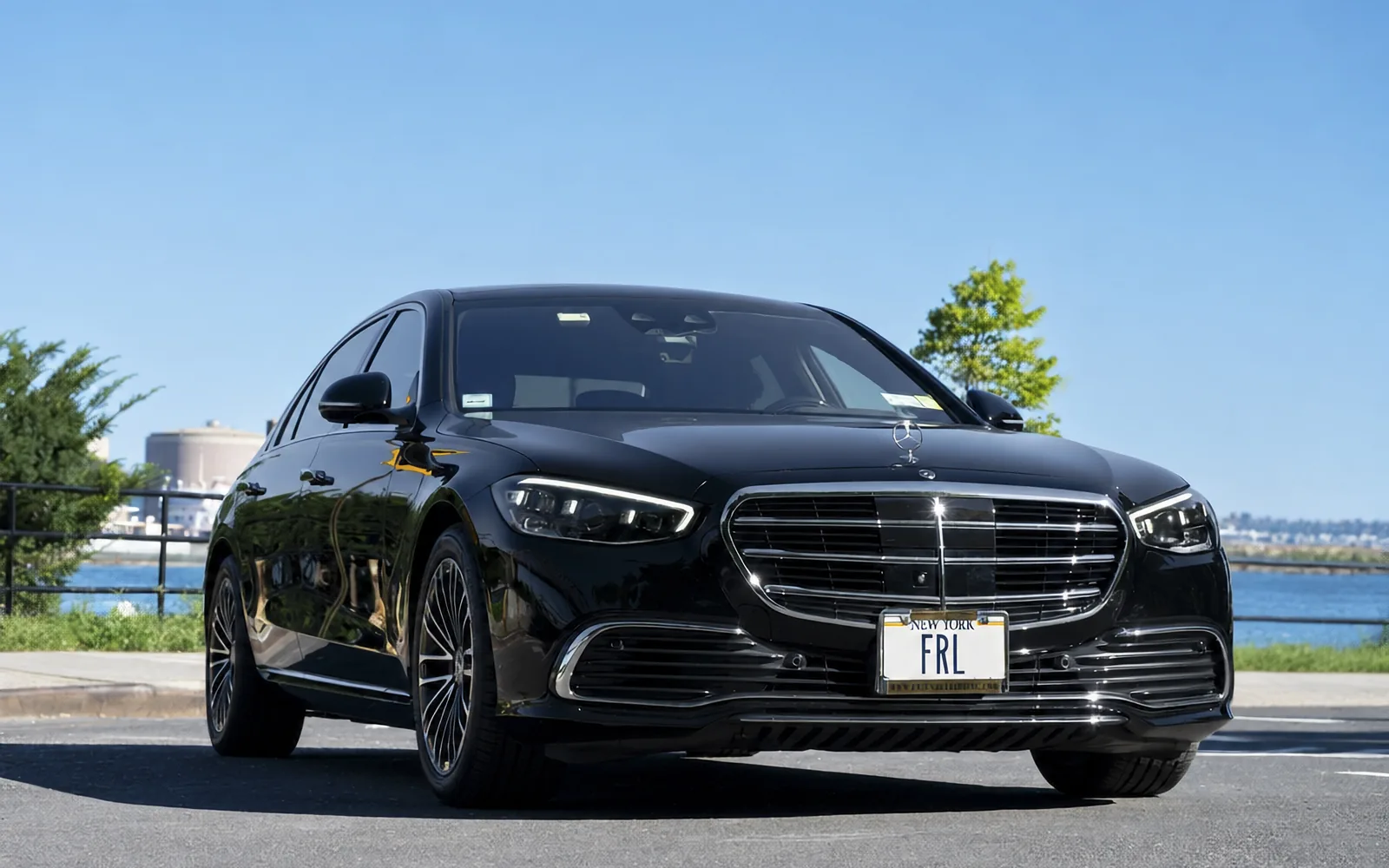 Mercedes-Benz S 580 4MATIC, grille and headlight detail