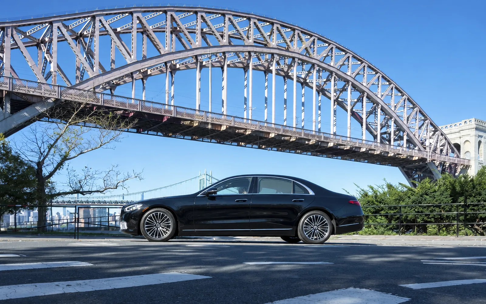 Mercedes-Benz S 580 4MATIC, side profile with bridge backdrop