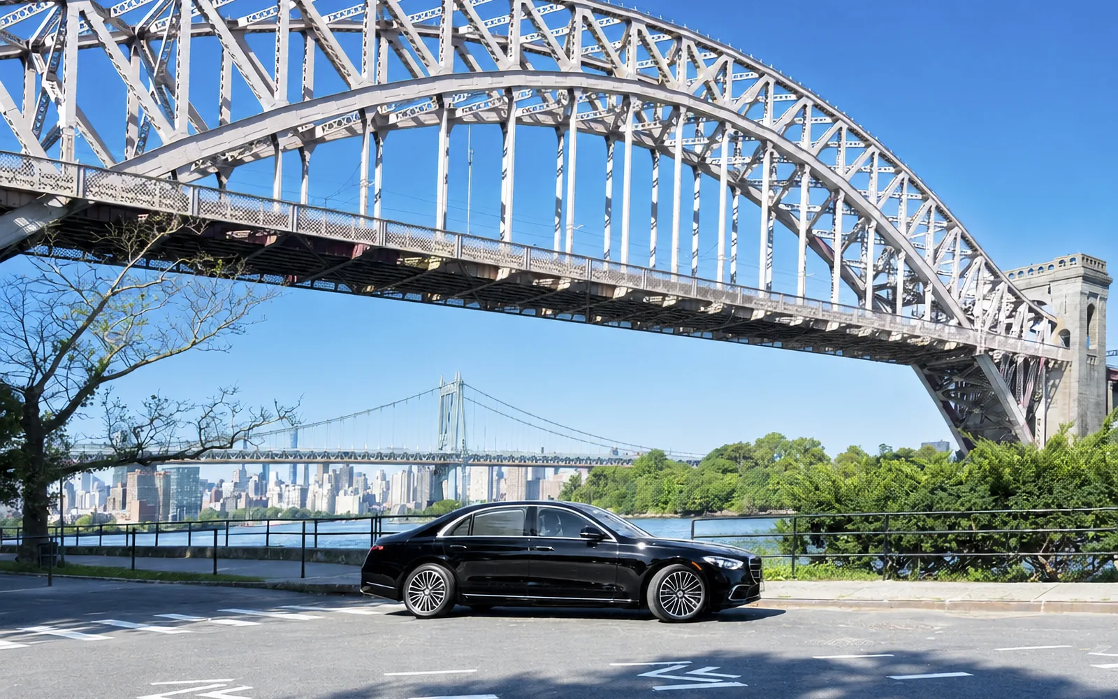 Mercedes-Benz S 580 4MATIC, side profile at the waterfront
