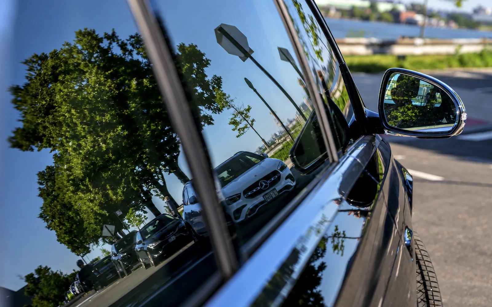 Mercedes-Benz S 580 4MATIC, mirror and window detail