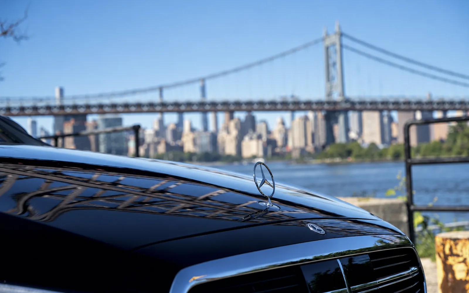 Mercedes-Benz S 580 4MATIC, roofline detail with bridge backdrop