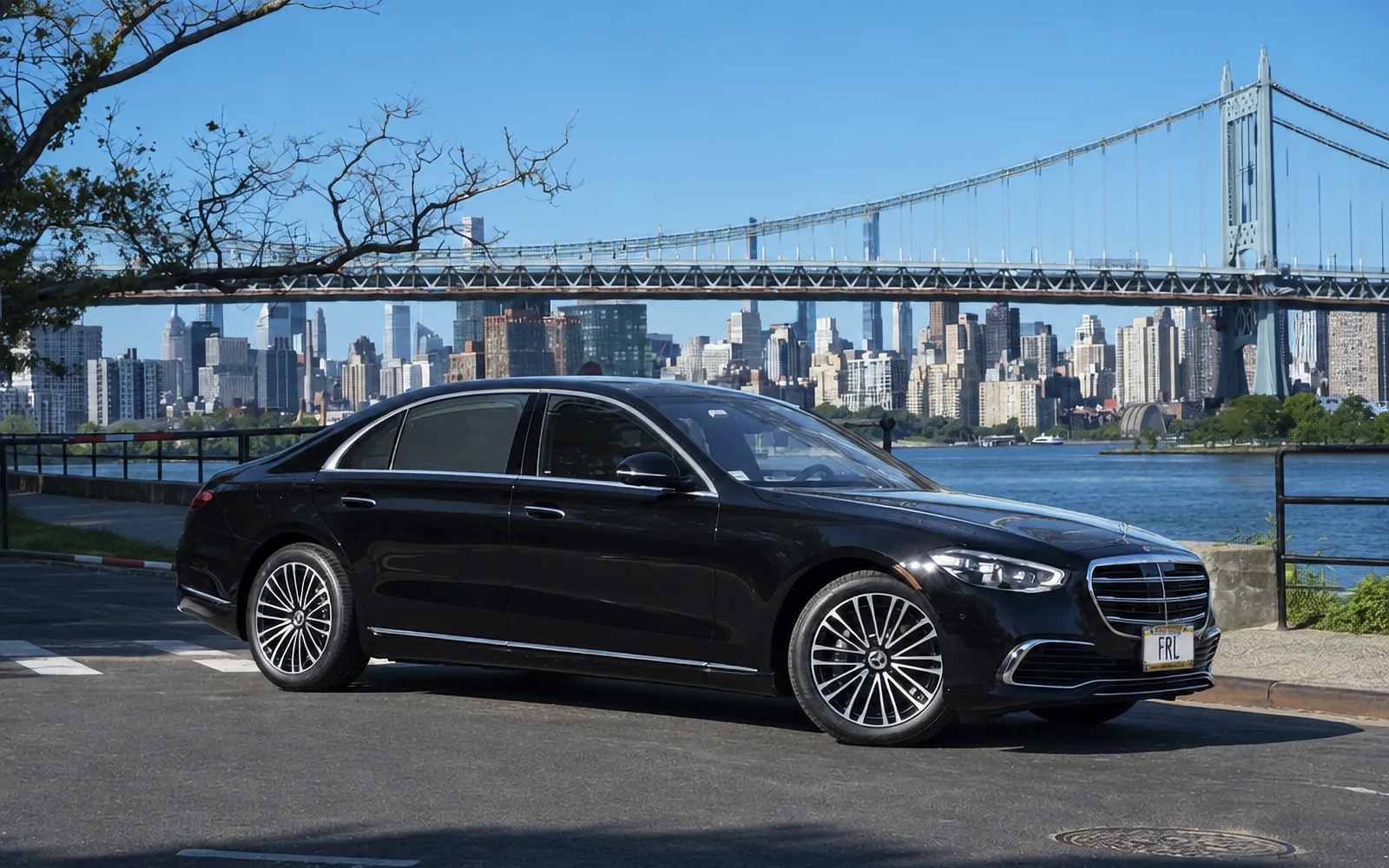 Mercedes-Benz S 580 4MATIC, front three-quarter at the waterfront