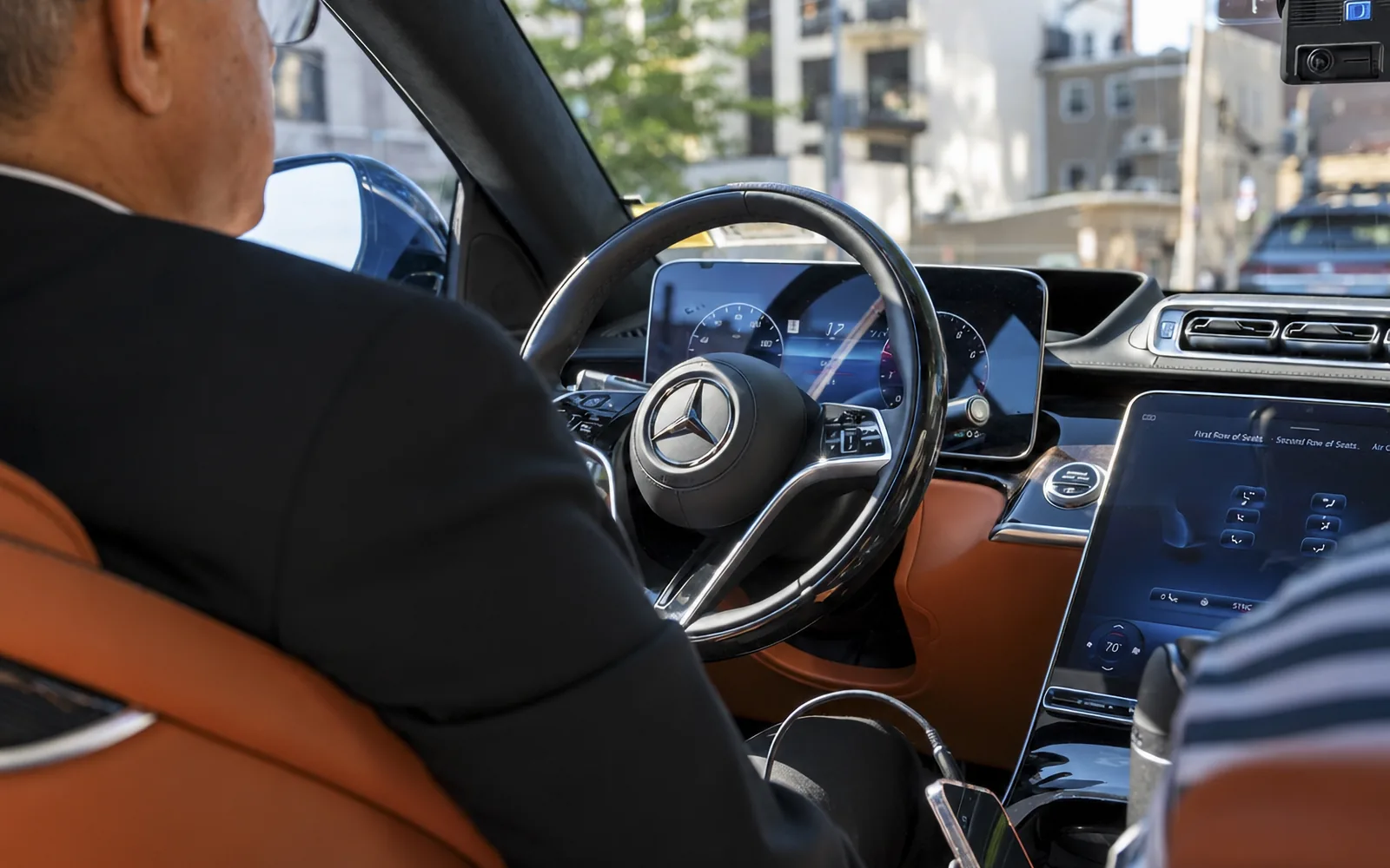Friendly Ride chauffeur in the Mercedes-Benz S 580 4MATIC cockpit
